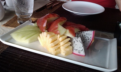 Od lewej: zielona papaja, rose apple, ananas, dragon fruit/pitaja